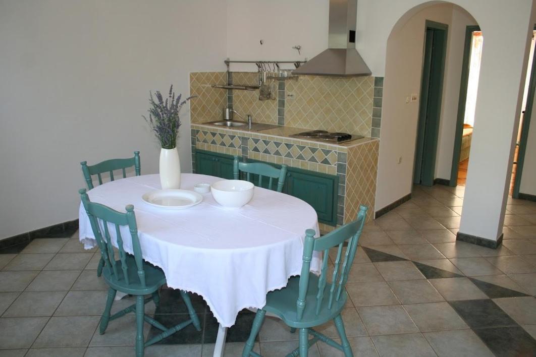 Apartmani Mladina Jelsa  Exterior photo
