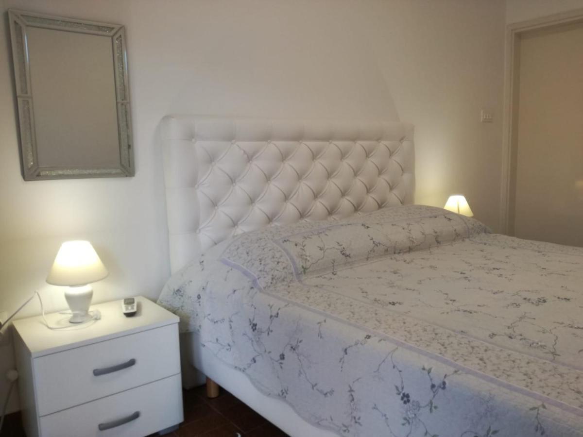 Apartmani Mladina Jelsa  Exterior photo